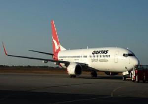 QANTAS BOEING 737 NG LERİ YERE İNDİRDİ 