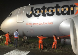 JETSTAR UÇAĞI PİSTTEN ÇIKTI