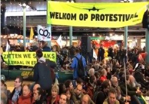 SCHIPHOL HAVALİMANI NDA PROTESTO