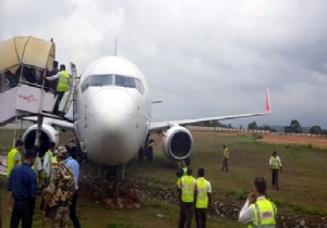 AIR INDIA UÇAĞI PİSTTEN ÇIKTI