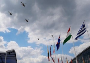 NATO TOPLANTISINDA  ATAK  ŞOV