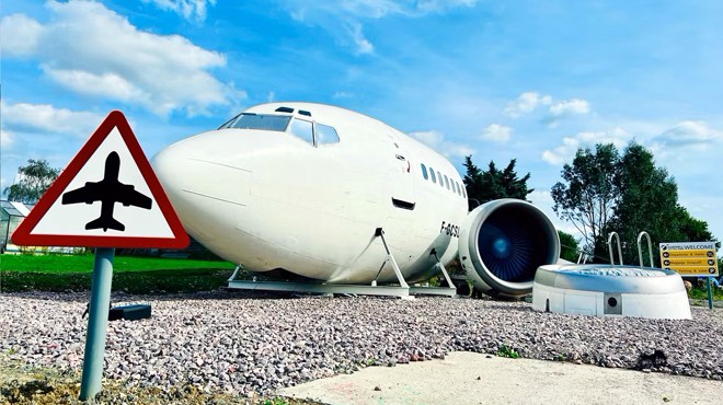 BOEING 737  AIRBNB  OLDU