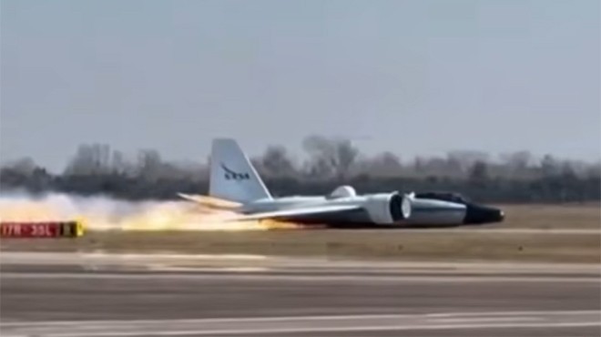 NASA UÇAĞI GÖVDE ÜZERİ İNDİ