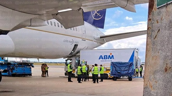 SAUDIA UÇAĞI HASAR GÖRDÜ