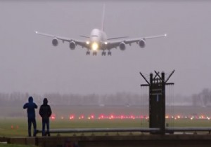 A 380’İN FIRTINA İLE MÜCADELESİ