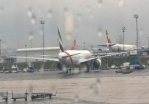 EMIRATES UÇAĞI İSTANBUL’A ACİL İNDİ