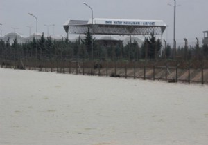 HAVALİMANINI SU BASTI