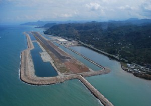 ORDU-GİRESUN HAVAALANI NA İLK UÇAK İNİYOR