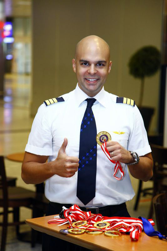 Rekortmen Pilot M. Deniz Ayvaz